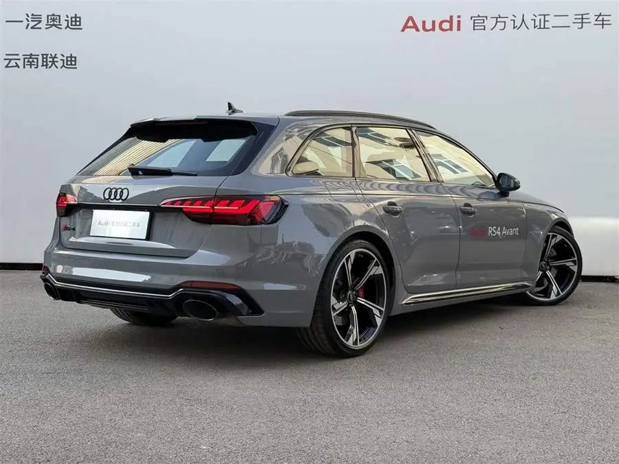 أودي RS 4 2023 RS4 أفانت إصدار بلاك