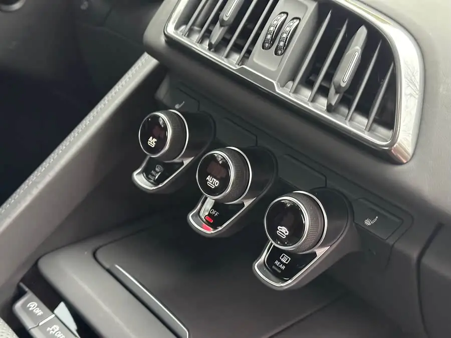 أودي R8 2021 V10 كوبيه الأداء