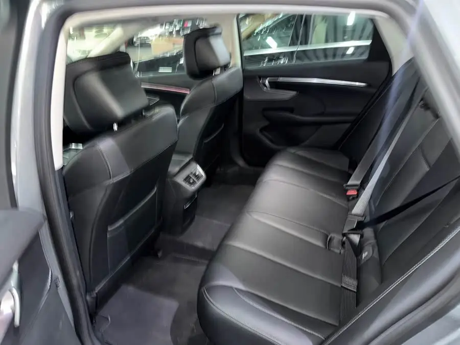 بيوك لاكروس 2023 28T إصدار استمتع