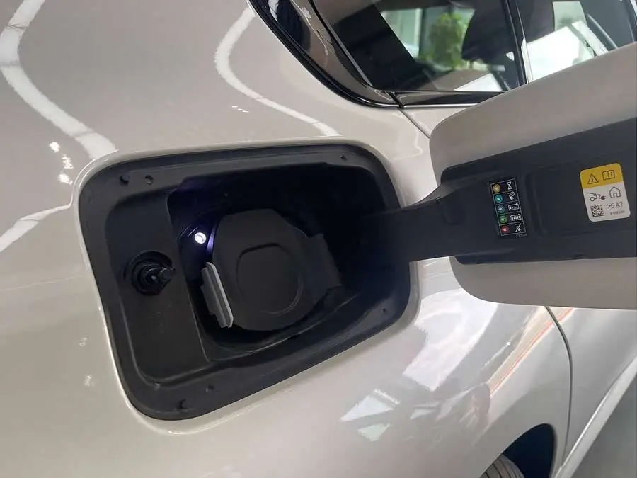 بي إم دبليو i3 2024 eDrive 40 L حزمة الرياضة الليلية