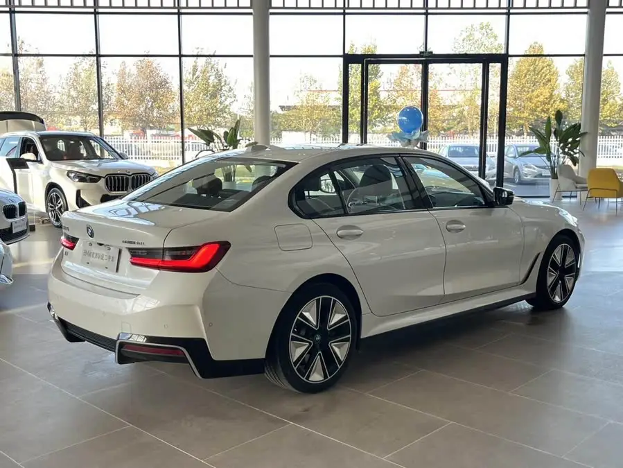 بي إم دبليو i3 2023 eDrive 40 L حزمة الرياضة الليلية