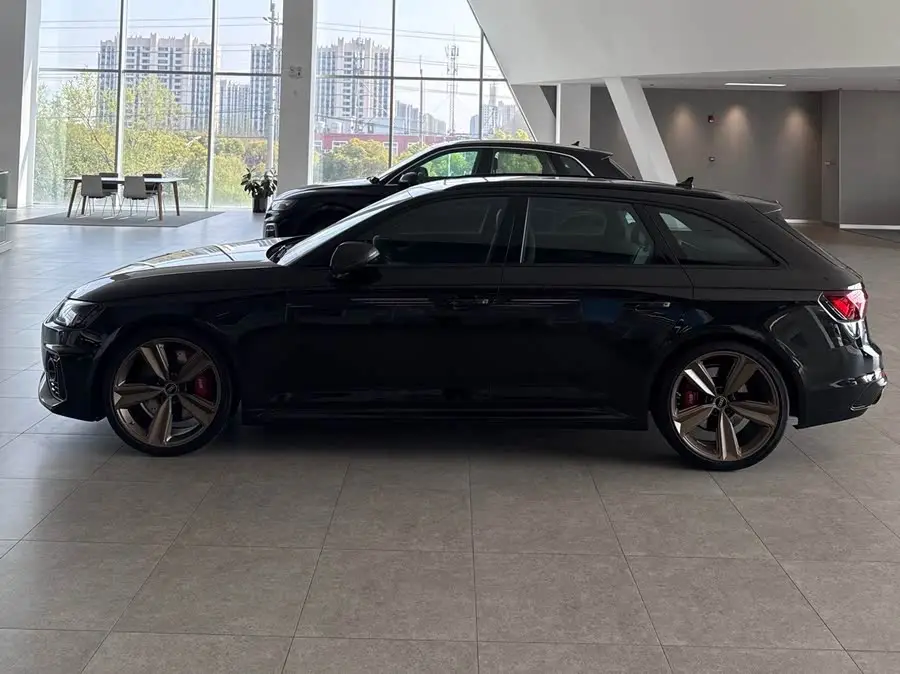 أودي RS 4 ٢٠٢٣ RS4 أفانت إصدار الذهب الداكن