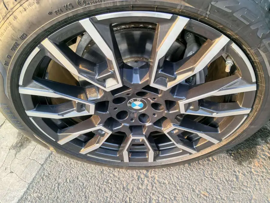 بي إم دبليو X5 2023 xDrive 40Li M باقة الرياضة الليلية