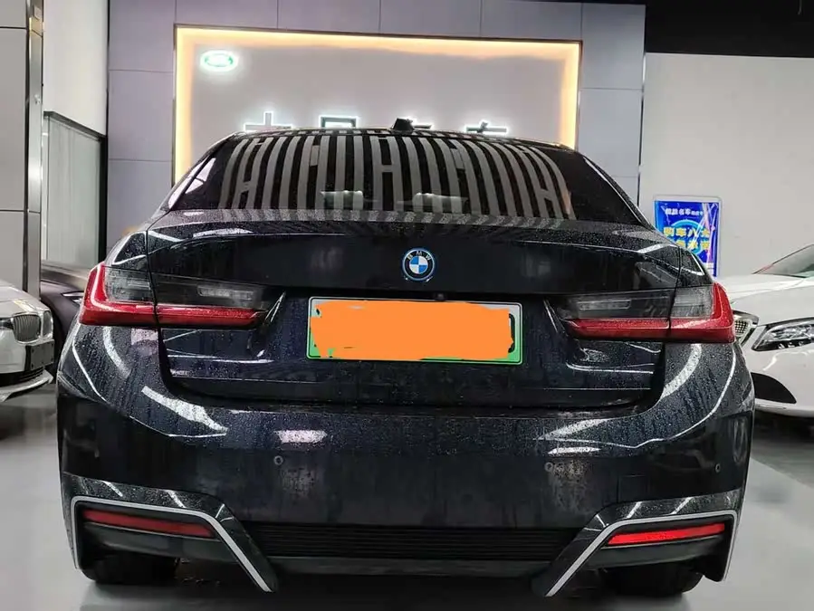 بي إم دبليو i3 2023 طراز eDrive 40 L حزمة الرياضة الليلية