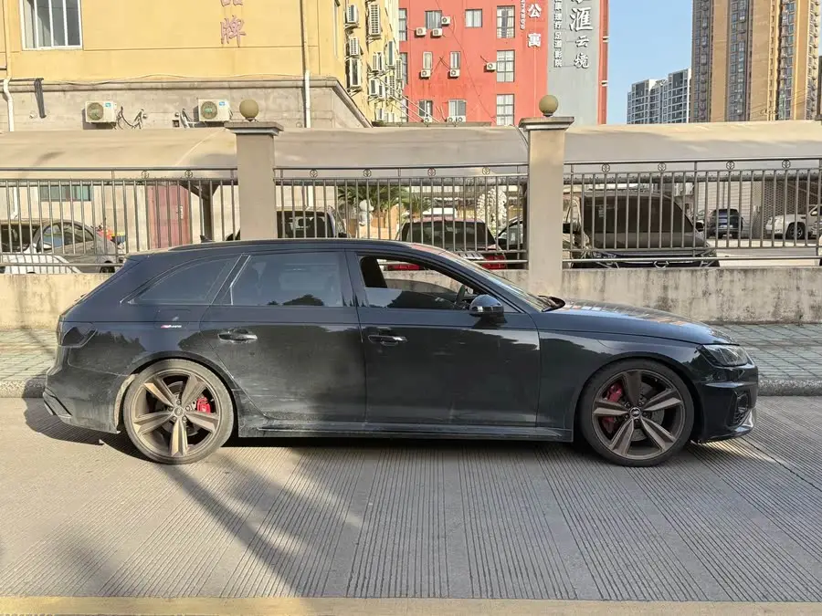 أودي RS 4 2021 RS4 أفانت إصدار الذهب الداكن