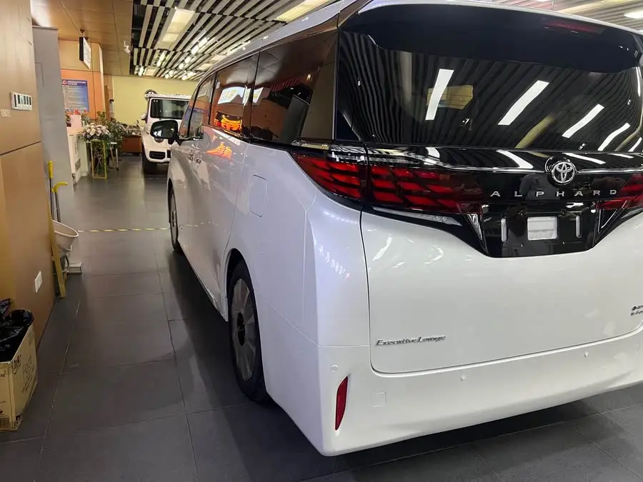 ألفارد 2024 هايبرد 2.5 لتر الإصدار المميز