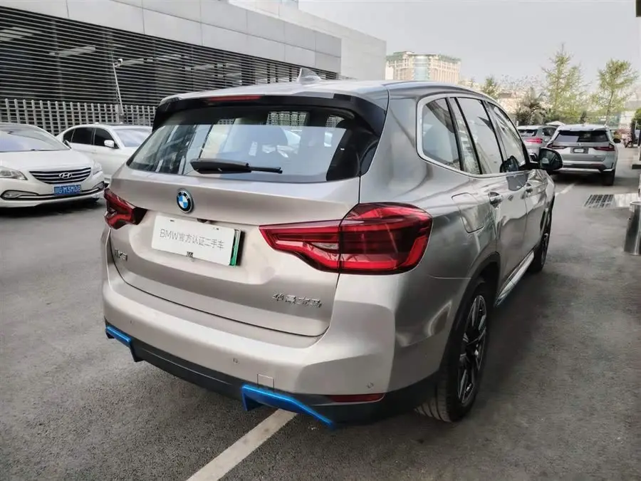 بي إم دبليو iX3 2021 الطراز الرائد