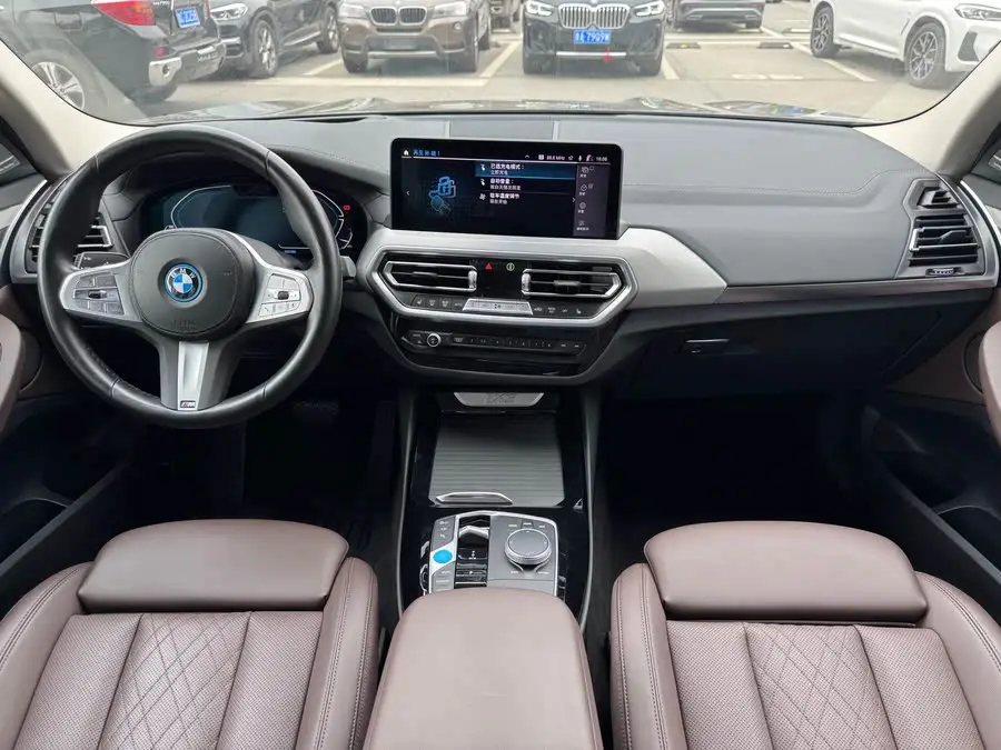 بي إم دبليو iX3 2023 إصدار القيادة