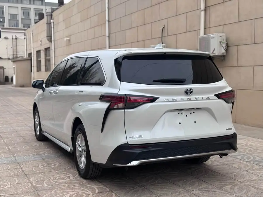 غريفيا 2023 فئة الراحة الهجينة سعة 2.5 لتر