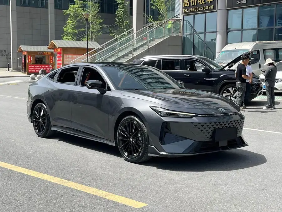 شانجان UNI-V 2024 1.5T النموذج الرياضي المتميز