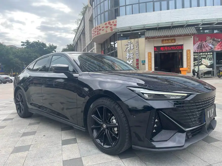 Changan UNI-V 2022 1.5T Smart Navigation Edition