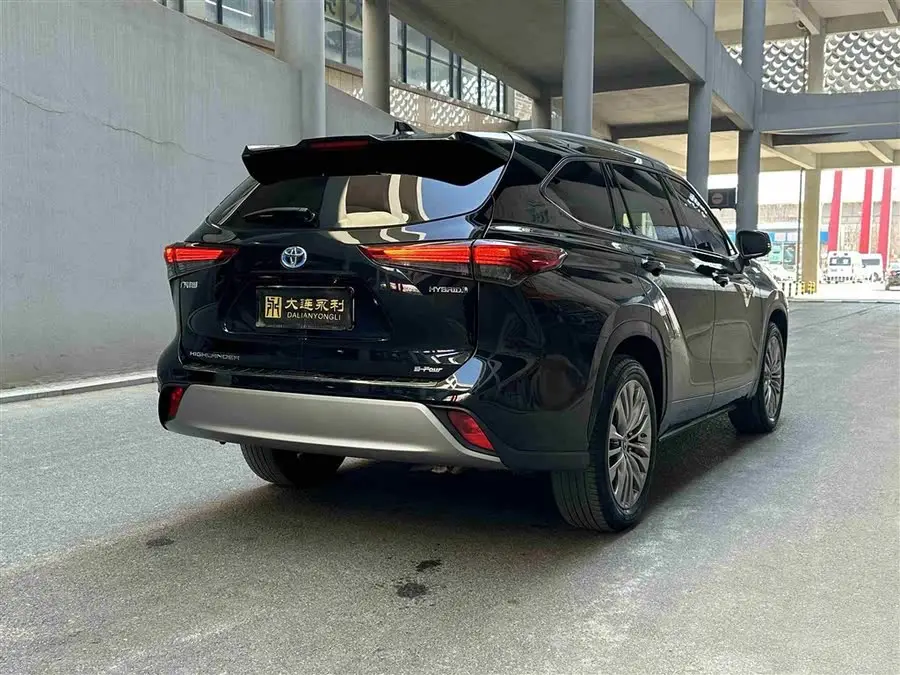 هايلاندر 2022 بمحرك مزدوج 2.5 لتر دفع رباعي إصدار بريميوم 7 مقاعد