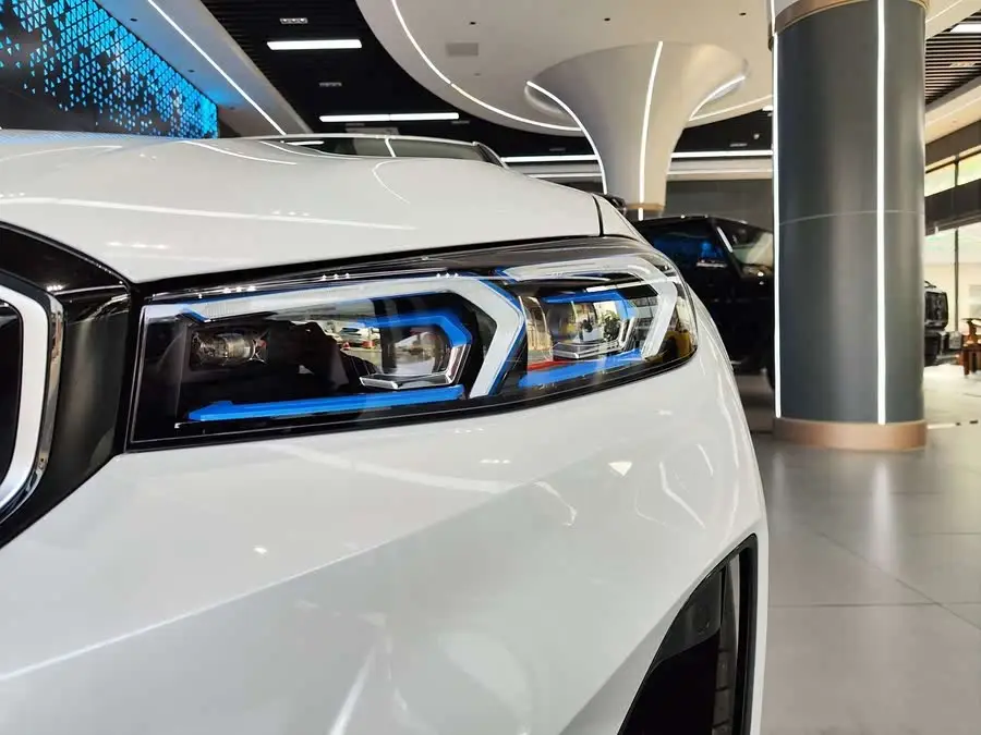 بي إم دبليو i3 2025 eDrive 40 L حزمة الرياضة الليلية