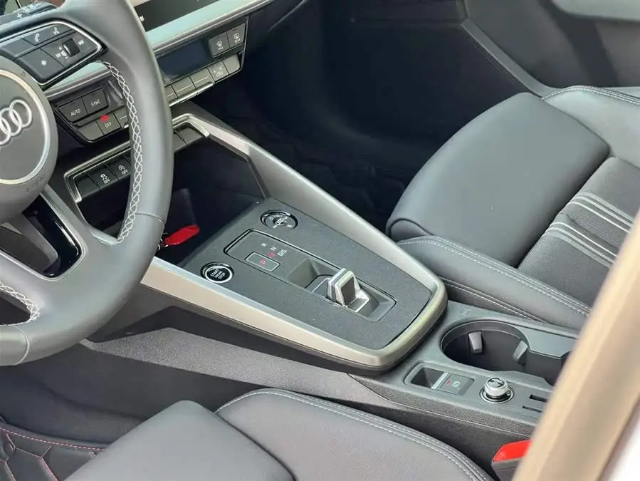 أودي A3 2024 سبورت باك 35 TFSI الطراز الرياضي الأنيق