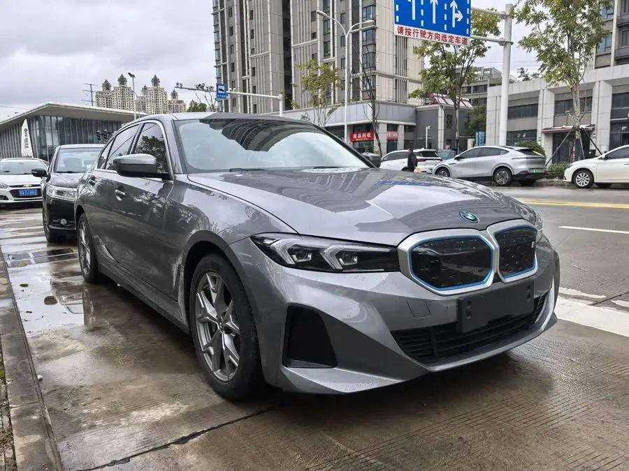 بي إم دبليو i3 2022 إيدرايف 35 L