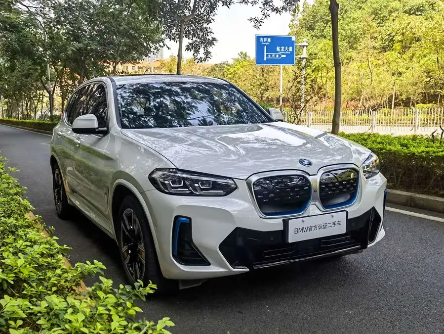 بي إم دبليو iX3 2022 الطراز الرائد