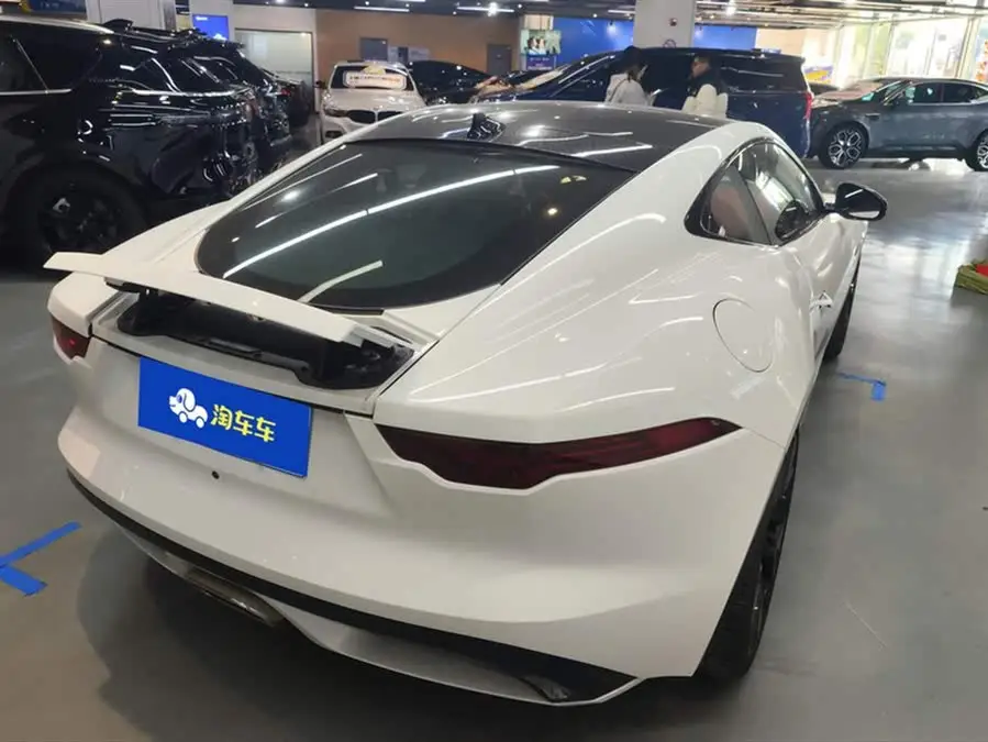 جاكوار F-TYPE 2024 P300 إصدار الذكرى الخامسة والسبعين الخاصة بالنسخة الصلبة