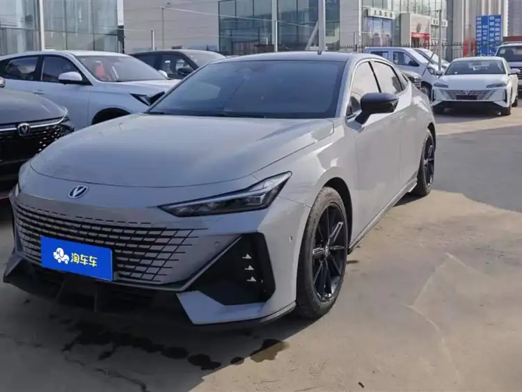 Changan UNI-V 2022 1.5T Smart Navigation Edition