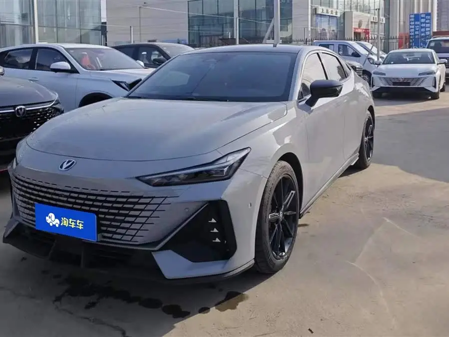 Changan UNI-V 2022 1.5T Smart Navigation Edition