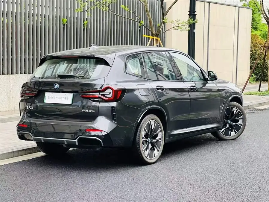 بي إم دبليو iX3 2023 إصدار رائد