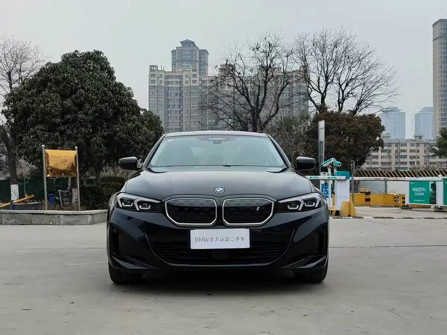 بي إم دبليو i3 2023 طراز eDrive 40 L حزمة رياضية ليلية