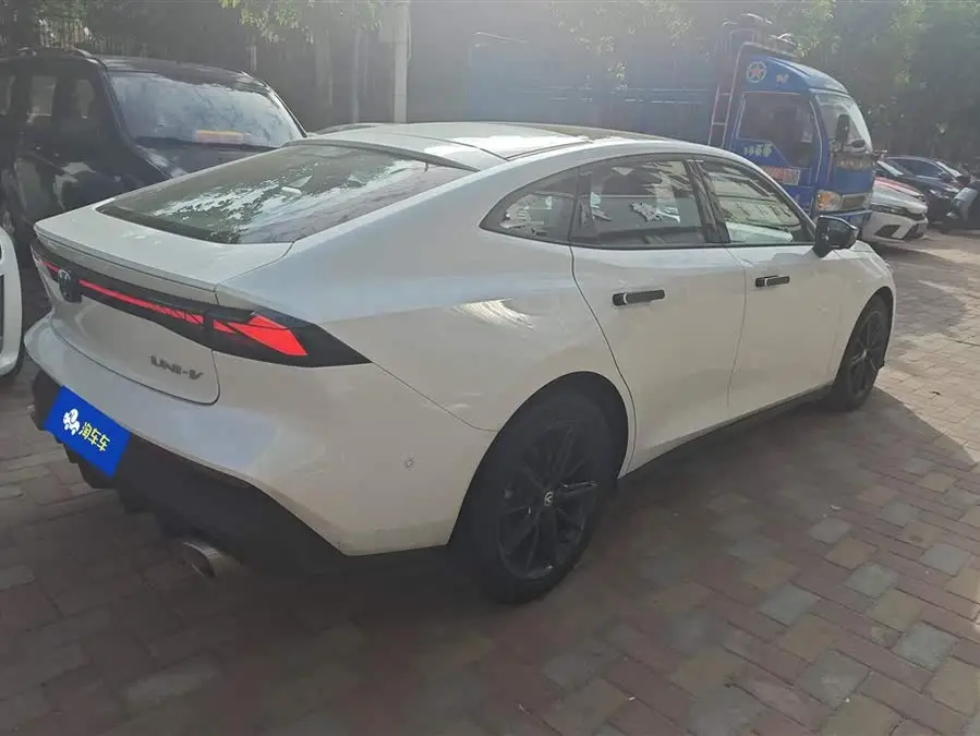 Changan UNI-V 2022 1.5T Smart Navigation Edition