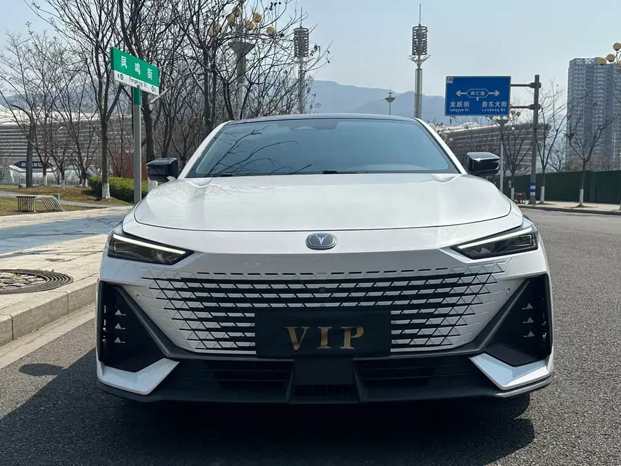 Changan UNI-V 2022 1.5T Intelligent Navigation Edition