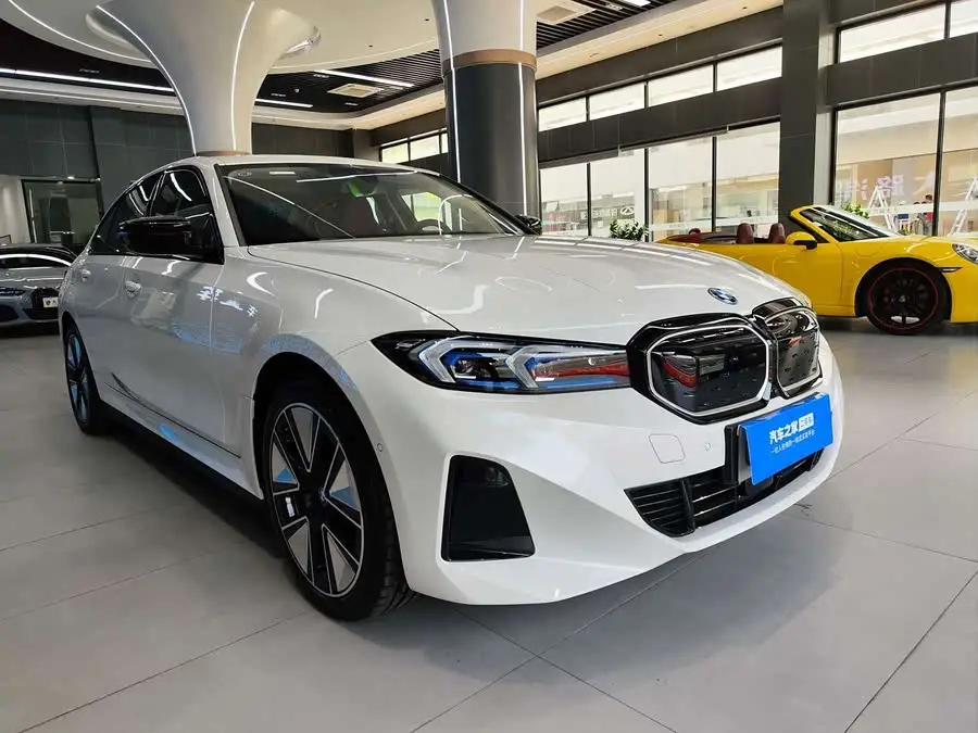 بي إم دبليو i3 2025 eDrive 40 L حزمة الرياضة الليلية