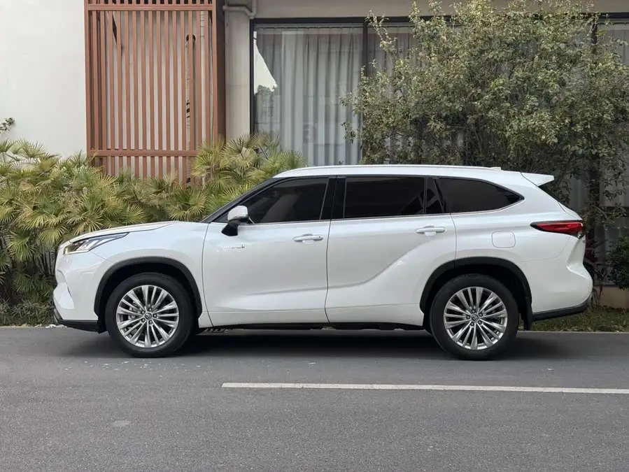 هايلاندر 2022 موديل هايبرد 2.5 لتر دفع رباعي فئة مميزة 7 مقاعد