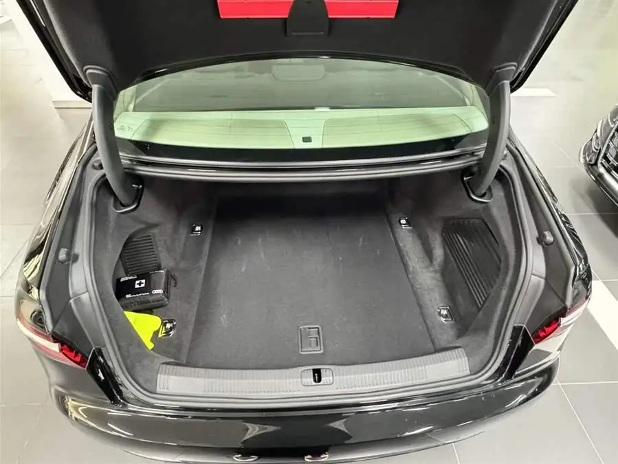 أودي A8 طراز 2024 A8L 55 TFSI كواترو رائد