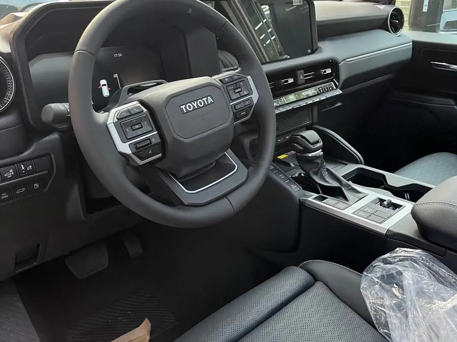 برادو 2025 2.4T إصدار VX الرائد 5 مقاعد