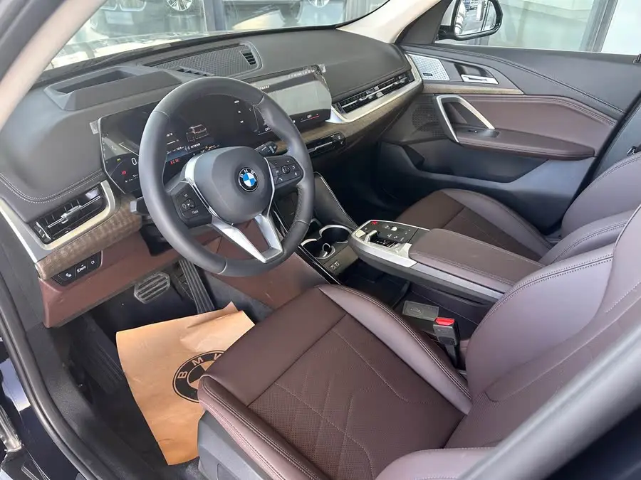 بي إم دبليو X1 2023 xDrive25Li حزمة تصميم X