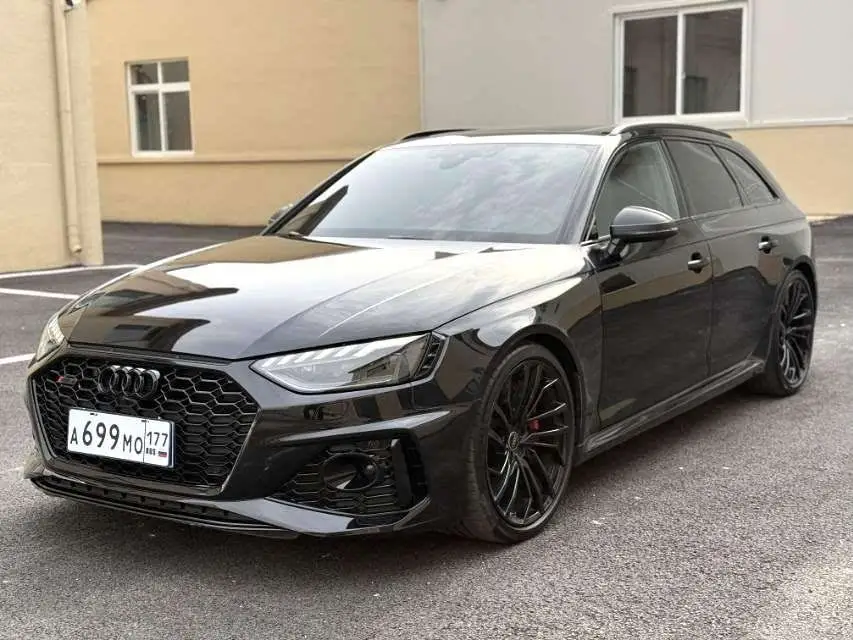 أودي RS 4 2023 RS4 أفانت إصدار الأسود