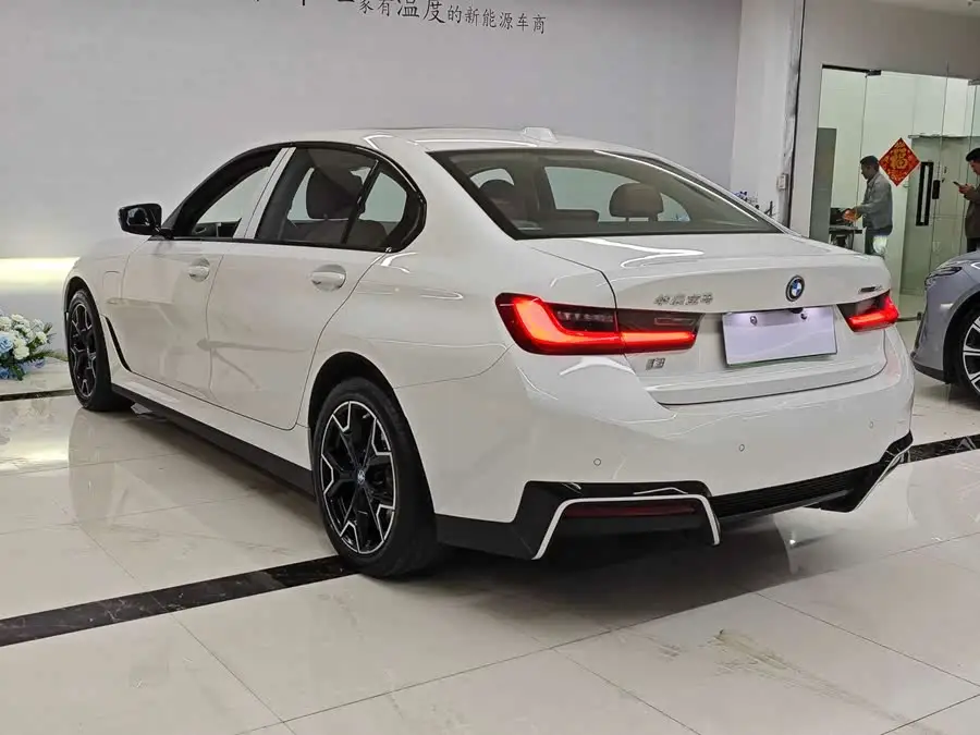 بي إم دبليو i3 2023 eDrive 40 L مجموعة الليل