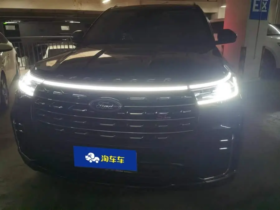 مستكشف 2023 إيكو بوست 285 إصدار تيتانيوم 4WD 7 مقاعد