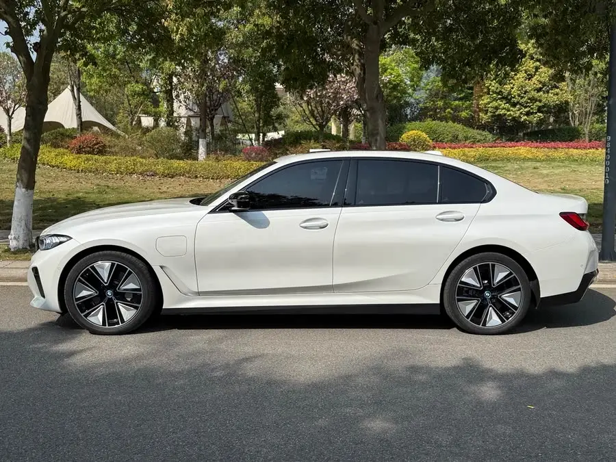 بي إم دبليو i3 2023 eDrive 40 L حزمة الرياضة الليلية