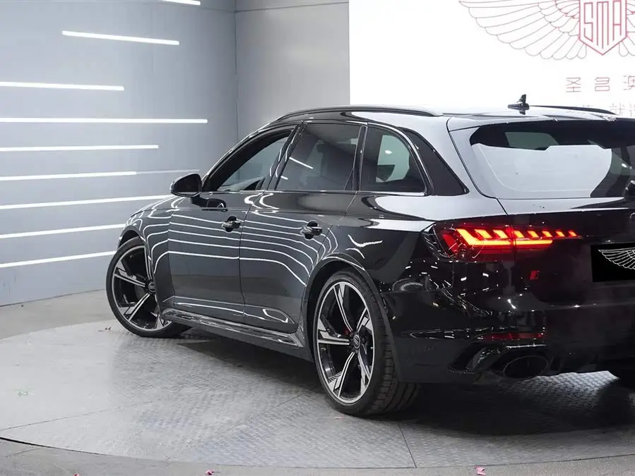 أودي RS 4 2023 RS4 أفانت إصدار بلاك