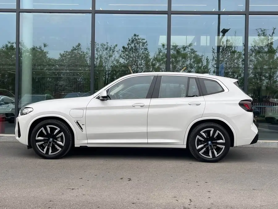 BMW iX3 2023 Leading Edition