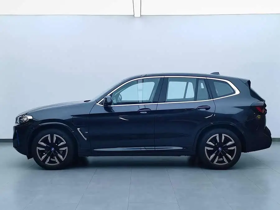 بي إم دبليو iX3 2022 النسخة الرائدة