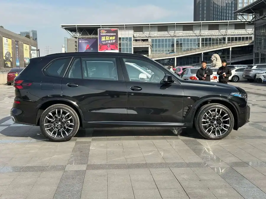 BMW X5 2023 xDrive 40Li M Sport Blackout Package