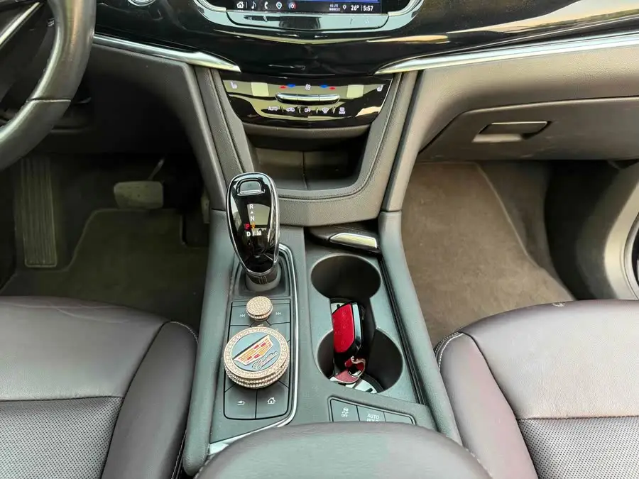 كاديلاك XT6 2022 2.0T سبعة مقاعد فاخرة بنظام دفع أمامي