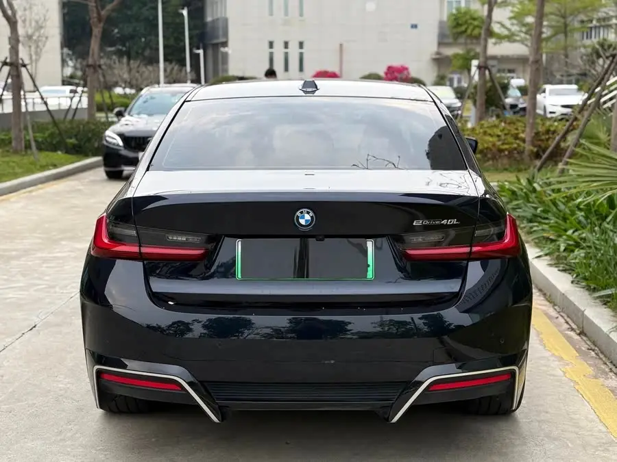 بي إم دبليو i3 2024 eDrive 40 L حزمة رياضية ليلية