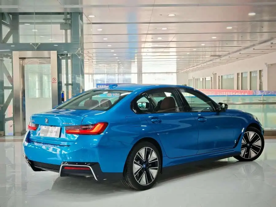 بي إم دبليو i3 2024 eDrive 40 L باقة رياضية ليلية