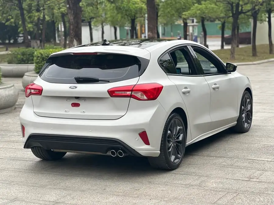 فورد فوكس 2022 هاتشباك إيكوبوست 180 أوتوماتيكي ST لاين