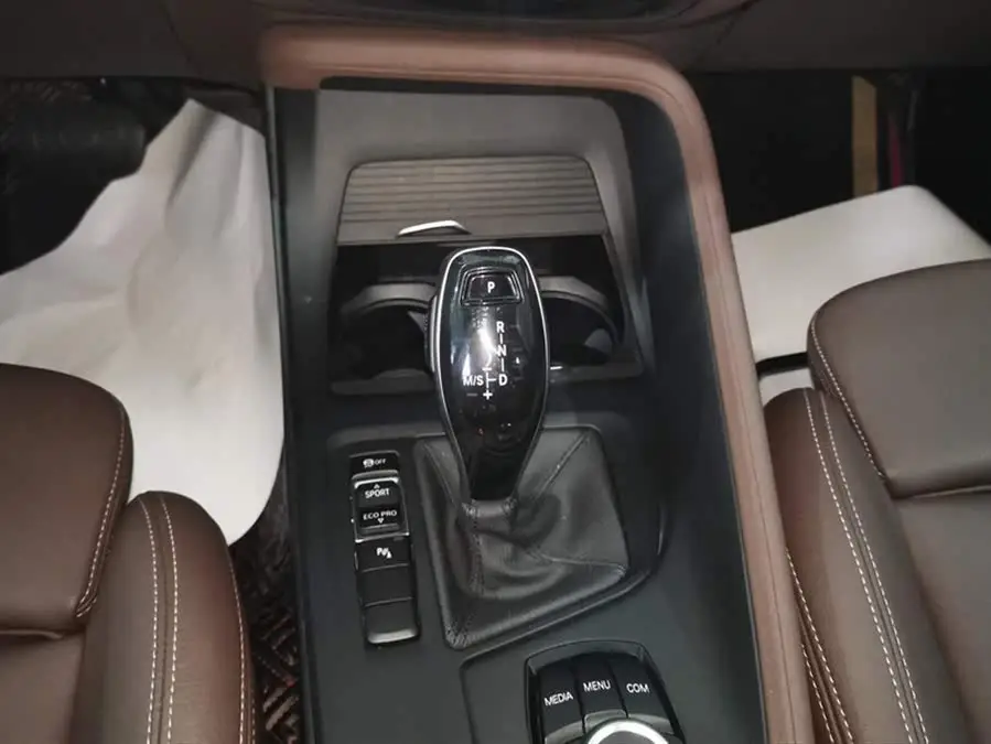 بي إم دبليو X1 2020 sDrive20Li الطراز الأنيق