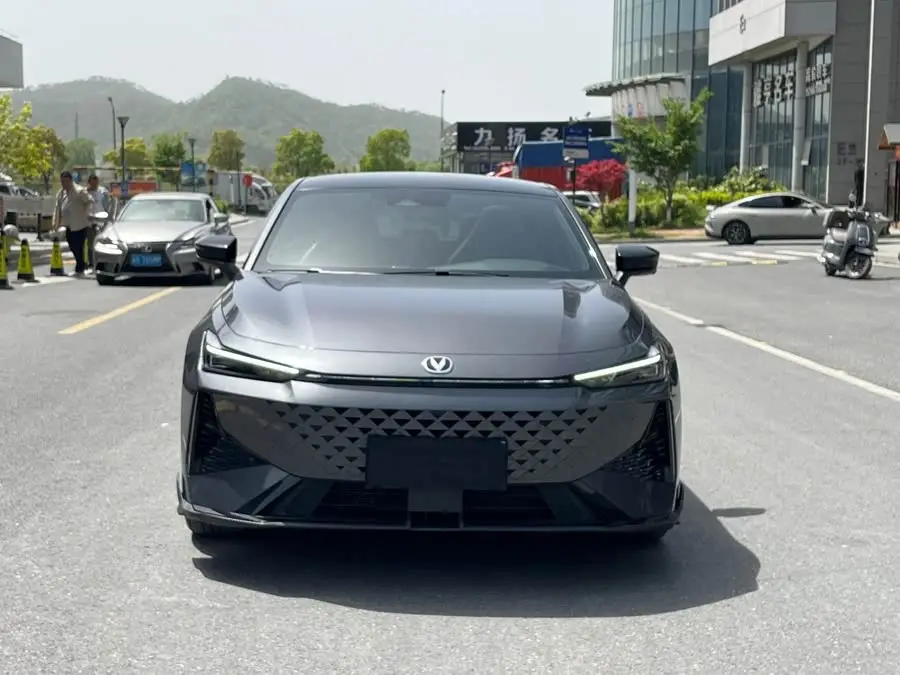 شانجان UNI-V 2024 1.5T النموذج الرياضي المتميز