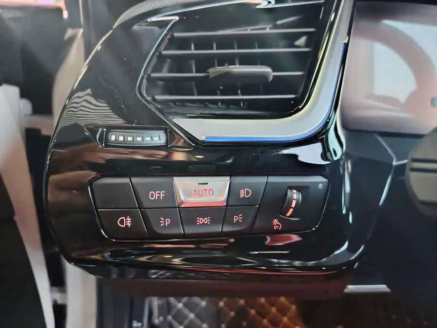 بي إم دبليو Z4 2023 sDrive 25i M حزمة رياضية