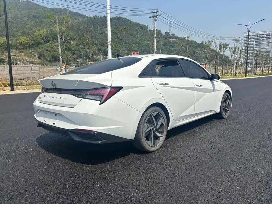 2022 Hyundai Elantra 1.5L CVT LUX