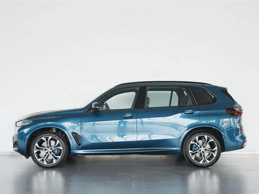 بي إم دبليو X5 2023 xDrive 40Li إصدار M الرياضي حزمة الليل السوداء