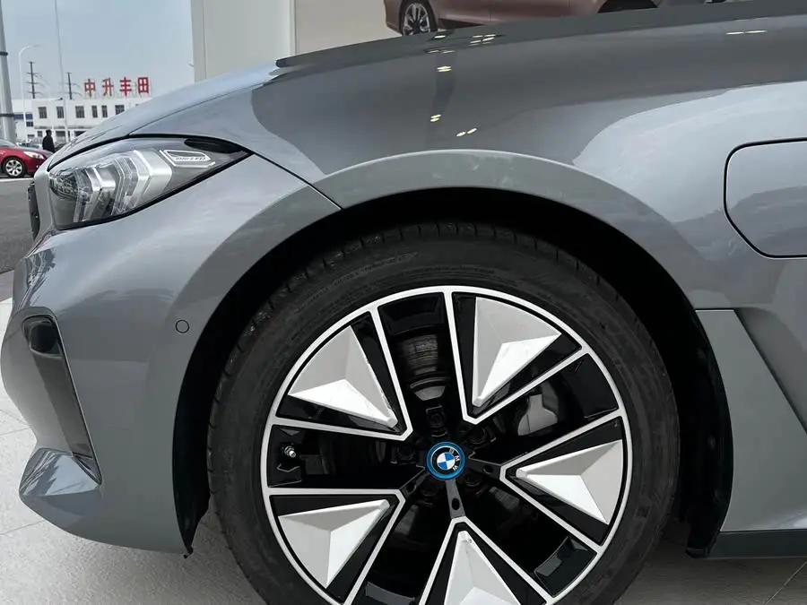 بي إم دبليو i3 2022 eDrive 35 L